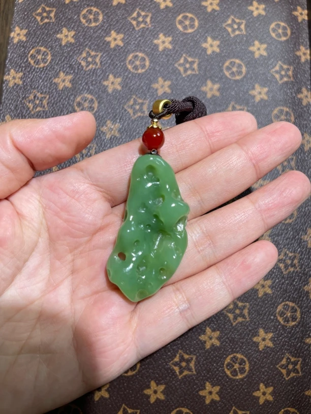 和田玉俄料碧玉挂件太湖石时来运转