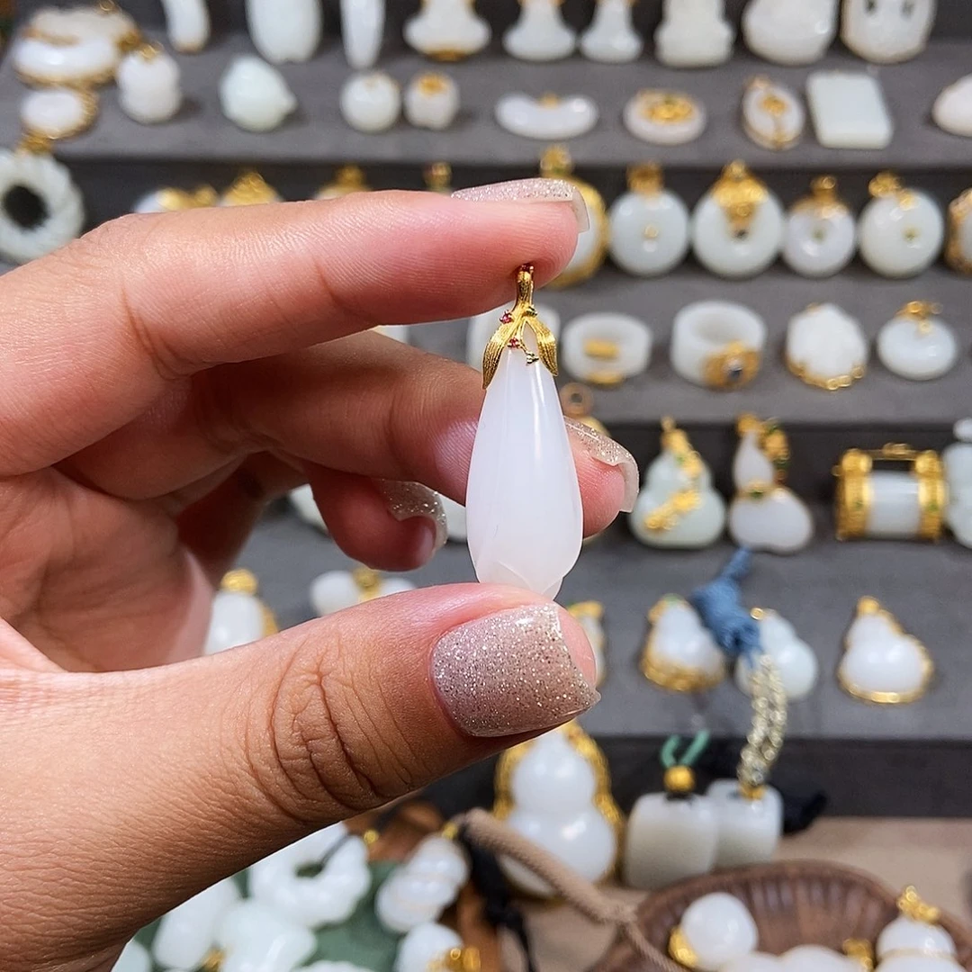 颈饰18K金镶嵌和田玉玉兰花