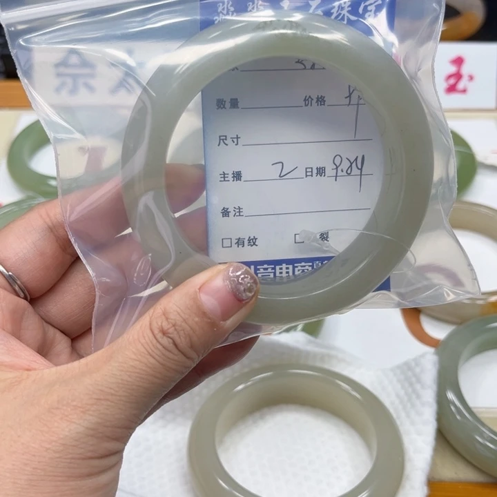 未镶嵌手镯石英质玉