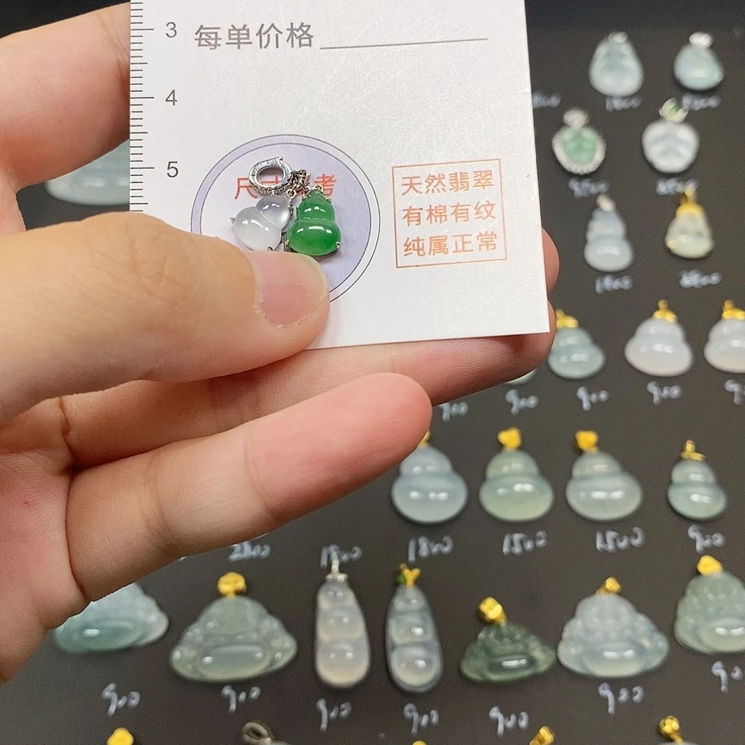 e***a翡翠18K金镶嵌颈饰