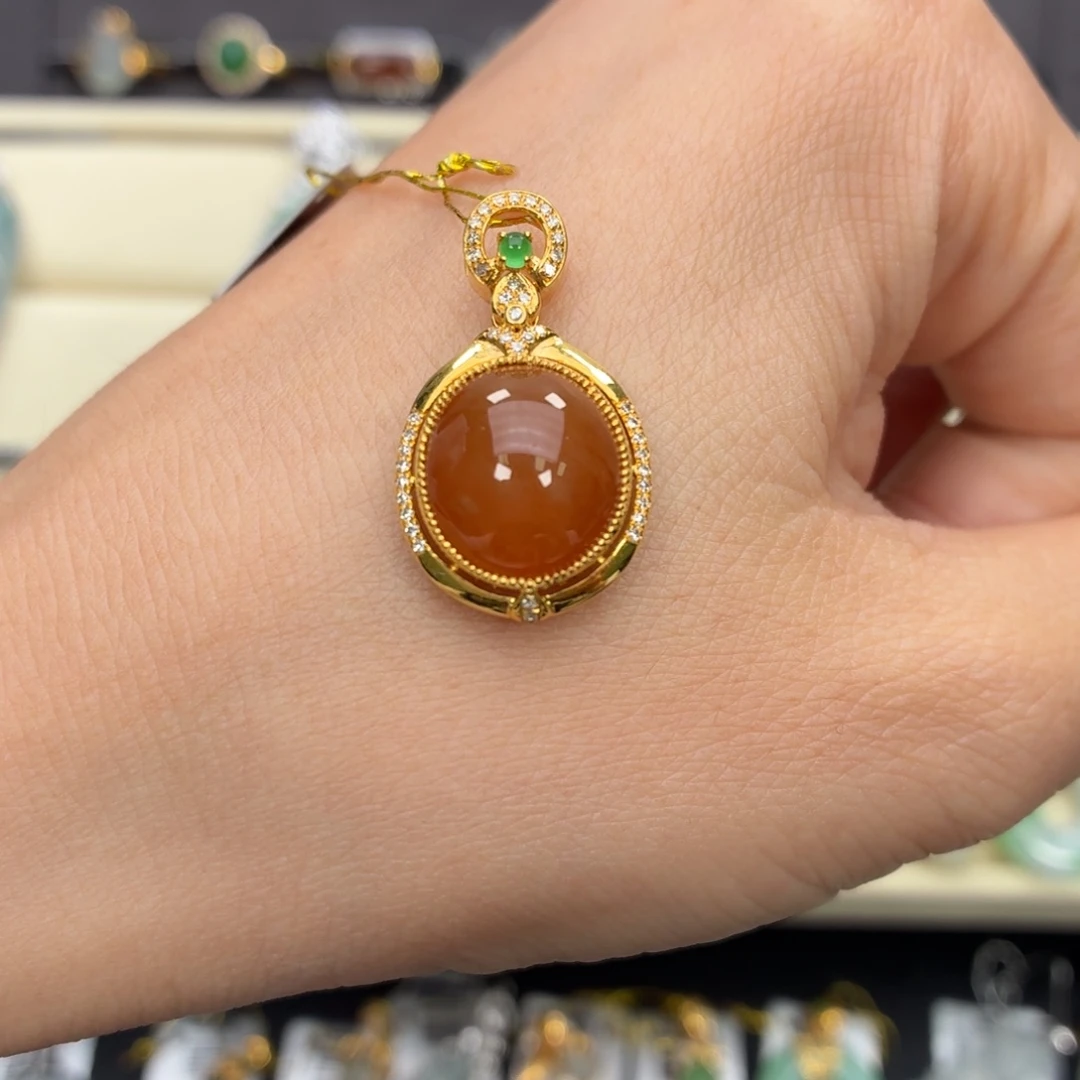 翡翠18K金镶嵌颈饰