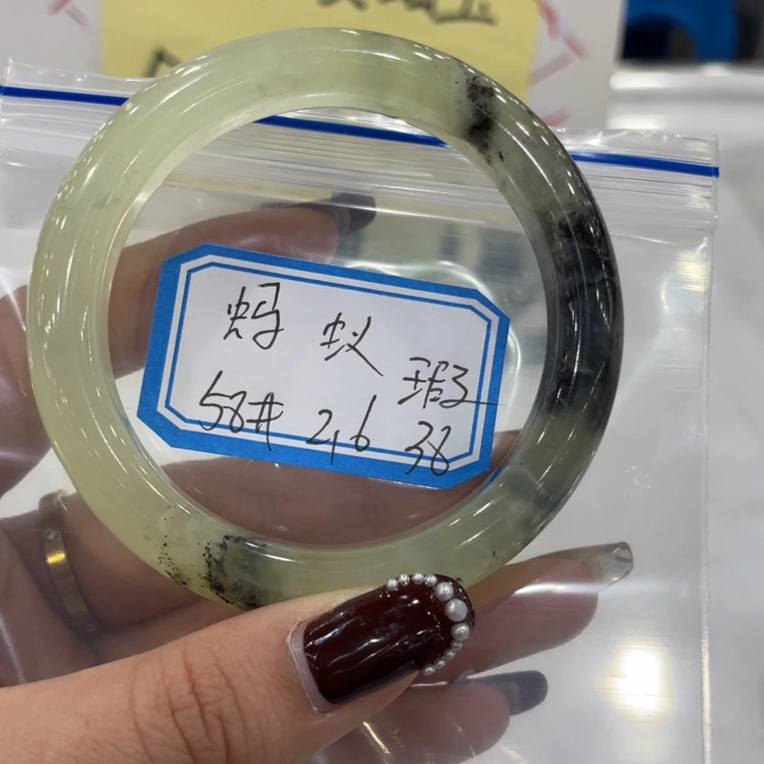 蛇纹石玉颈饰未镶嵌?瑕疵