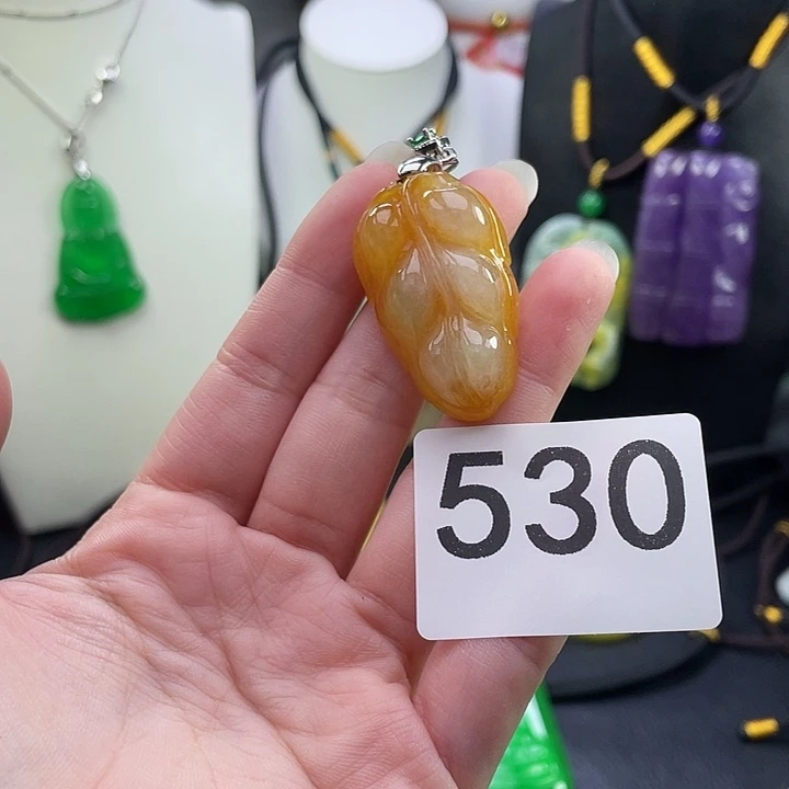 翡翠未镶嵌吊坠(赠链)