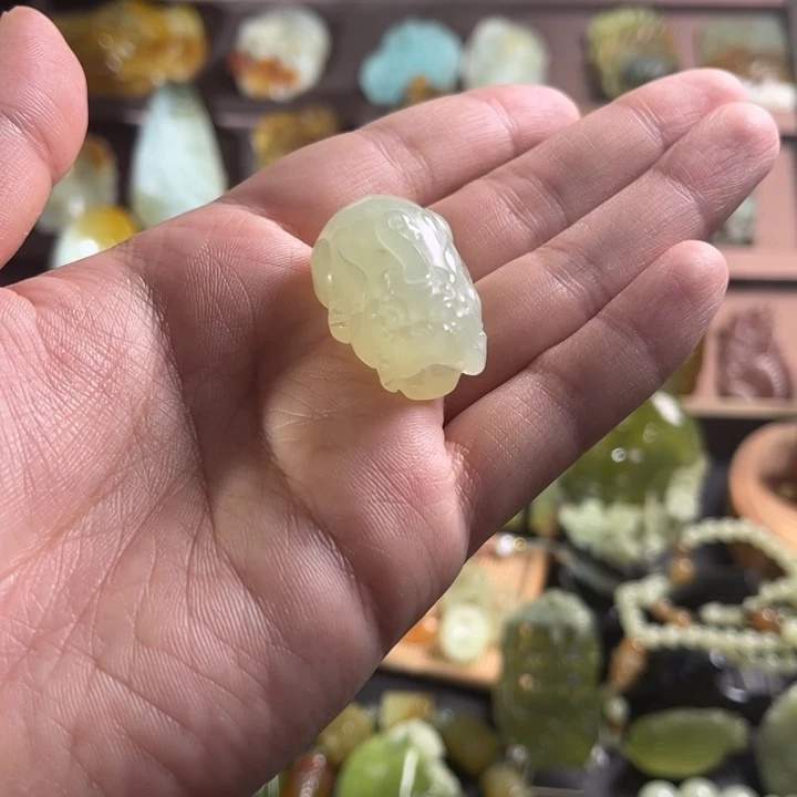 蛇纹石玉未镶嵌颈饰