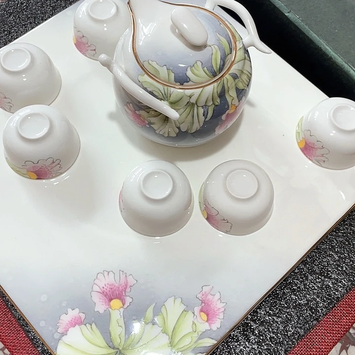 手绘骨质瓷茶具。
