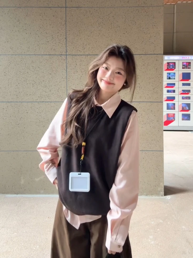 韩系通勤简约黑咖色圆领针织马甲背心女秋季粉色长袖衬衫两件套装