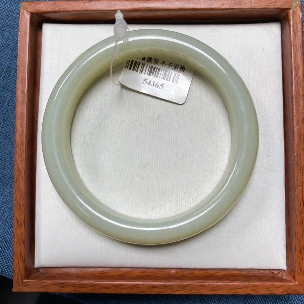 天然和田玉手镯 57