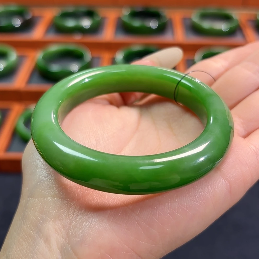 和田玉（碧玉）未镶嵌手镯粉果绿