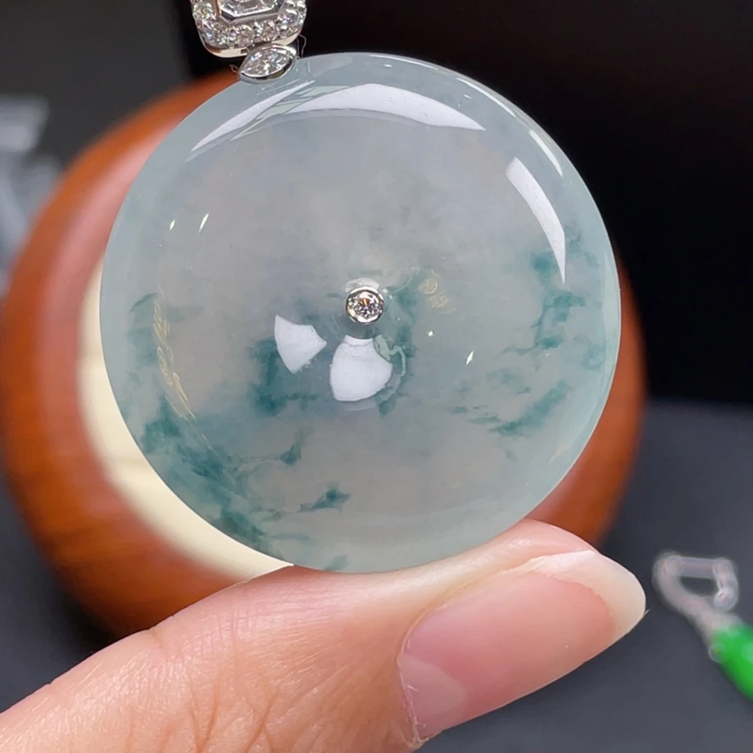 翡翠18K金镶嵌颈饰飘花平安扣