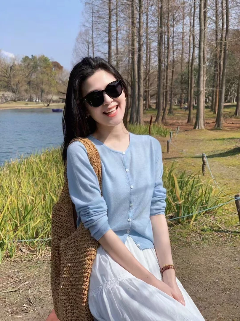 2025早春新款韩系蓝色针织开衫长袖上衣百搭白色蛋糕半身裙套装