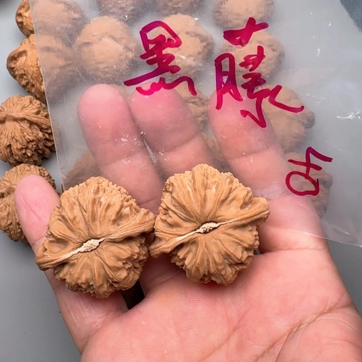 文玩核桃把件黑*山地白狮子40