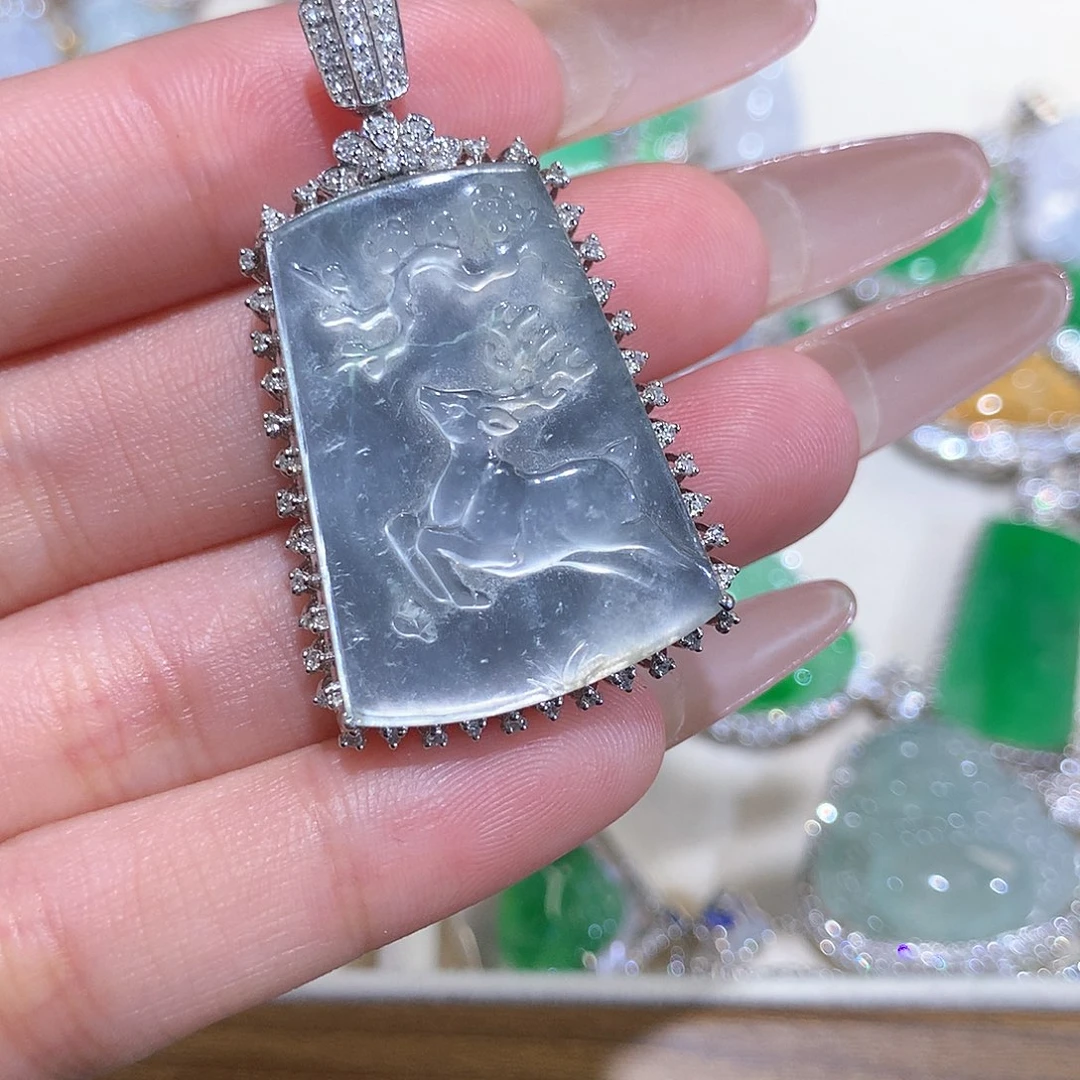 翡翠18K金镶嵌颈饰玻璃鹿牌