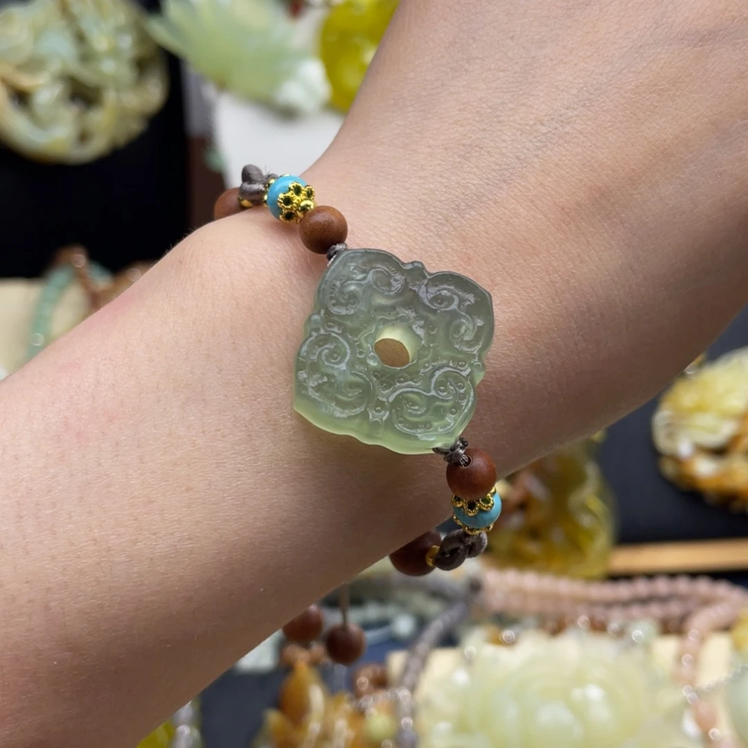 蛇纹石玉未镶嵌颈饰