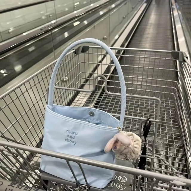2025今年流行夏天时尚通勤包托特包手提小包尼龙腋下包包女水桶包