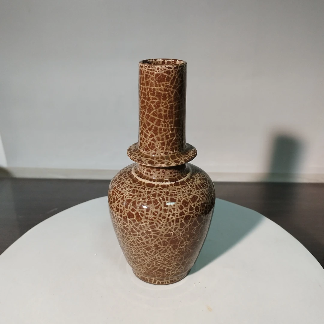 小梅窑直径瓶，造型精致，哈密瓜纹，里外施釉，薄黑胎。