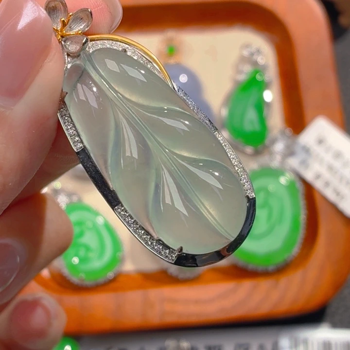 翡翠18K金镶嵌颈饰