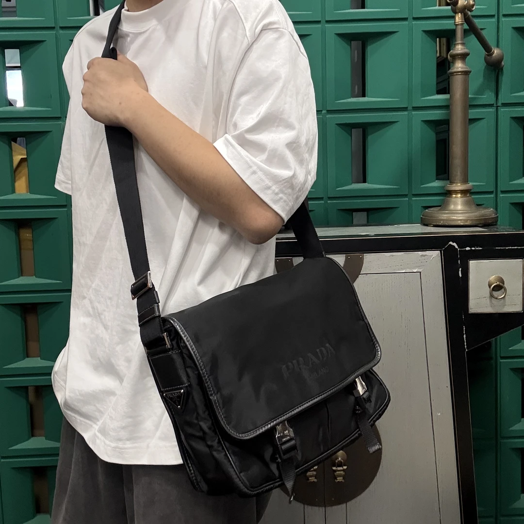 95新 Prada/普拉达 【龙】36PP09 黑色降落伞双扣邮差斜挎包