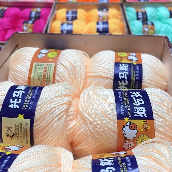 浅黄色宝宝毛线毛衣