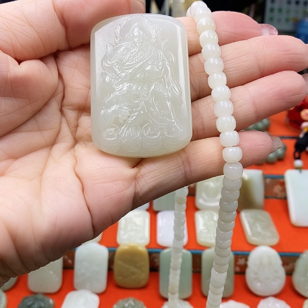 飒***和田玉未镶嵌颈饰