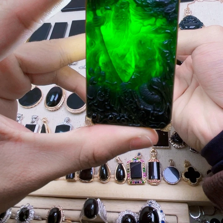 18K金镶嵌定制翡翠墨翠关公吊坠