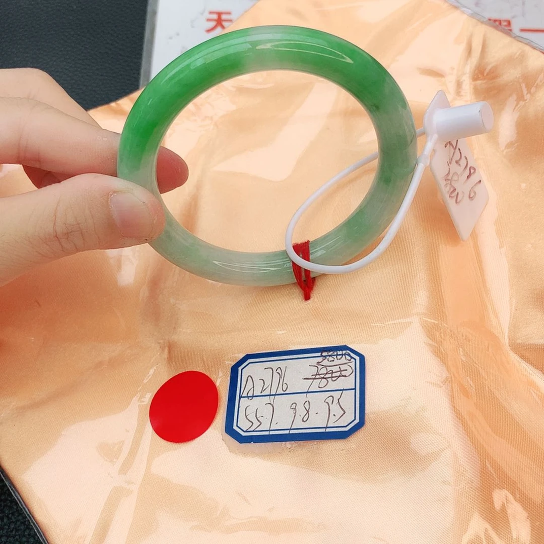 翡翠手镯未镶嵌翡翠