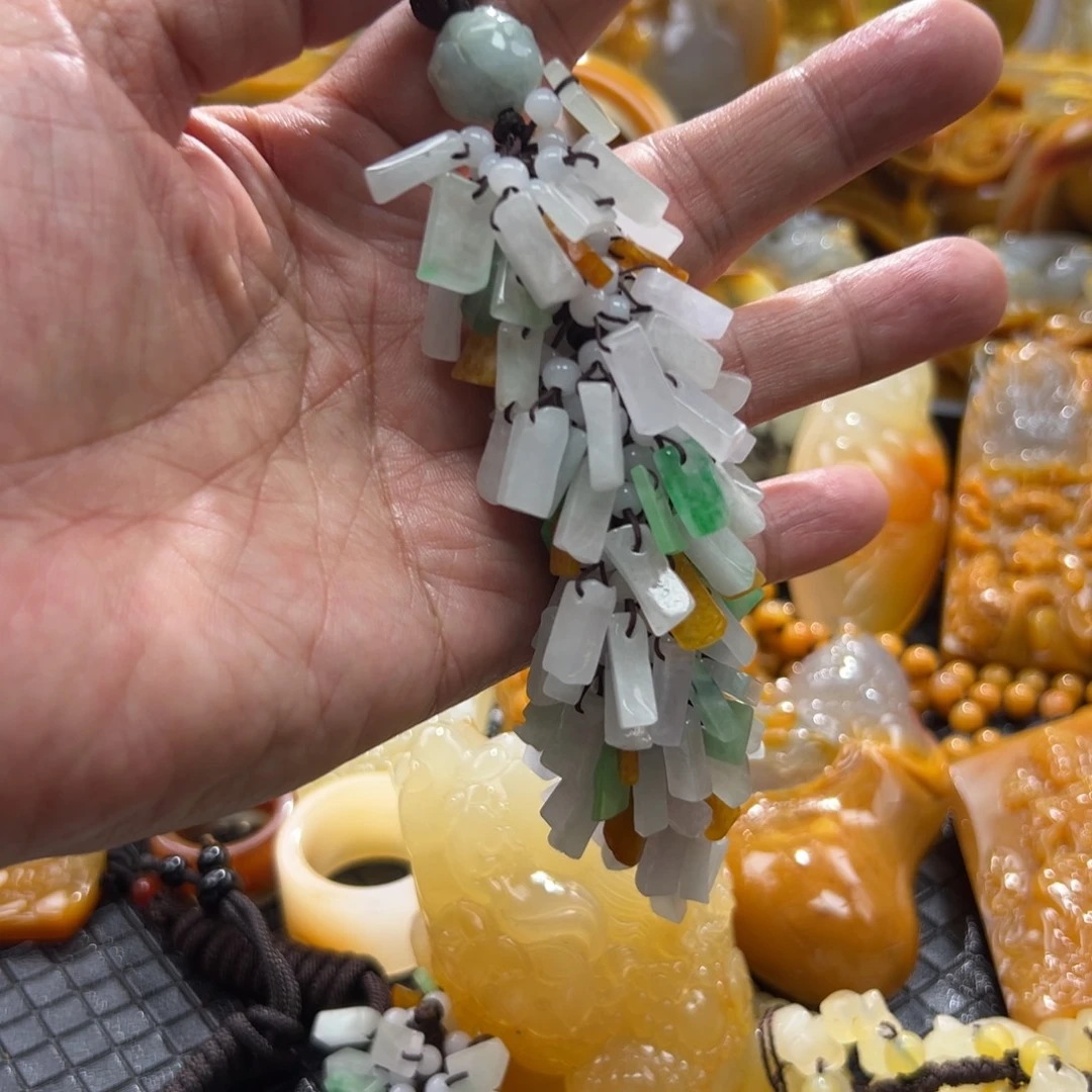 颈饰未镶嵌石英质玉