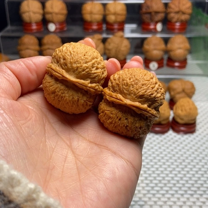 文玩核桃把件12鱼籽纹绣球