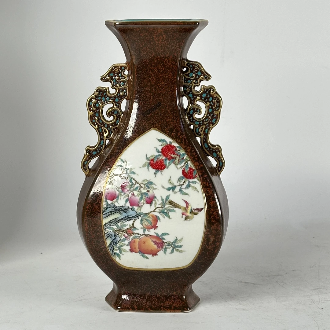 红釉双面开窗扁瓶子收藏鉴赏