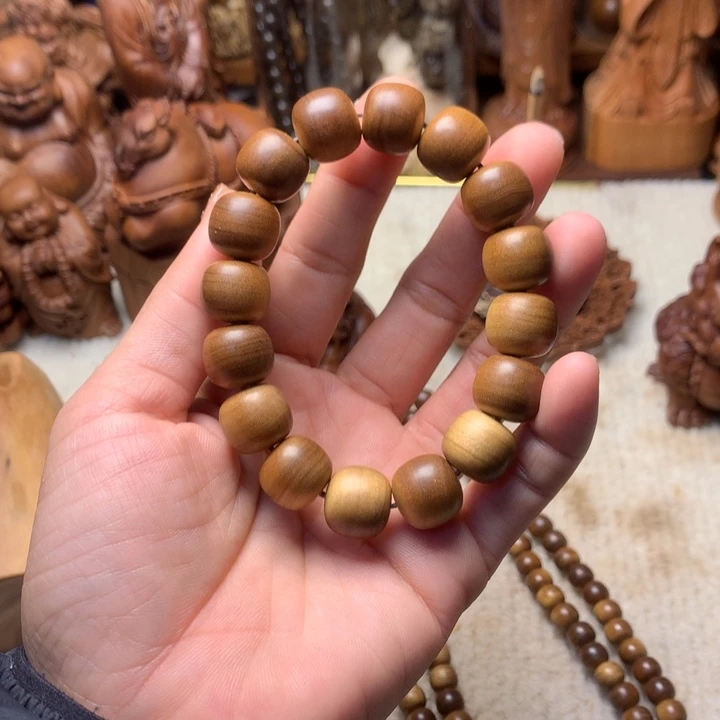 檀香木其他老山檀香手把件瑕疵