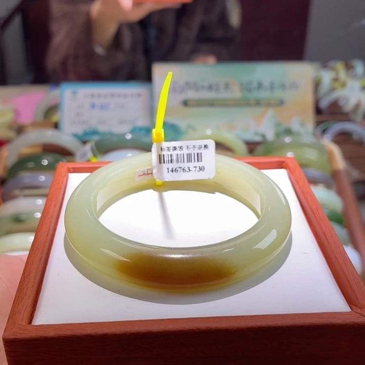 和田玉未镶嵌手镯45。 57