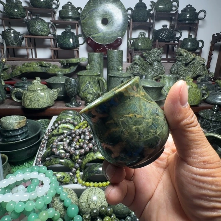 未镶嵌蛇纹石玉花瓶杯