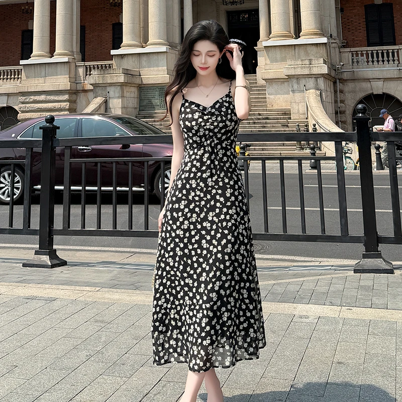 雪纺碎花吊带连衣裙女2025夏季新款长裙高级感度假风黑色收腰裙子