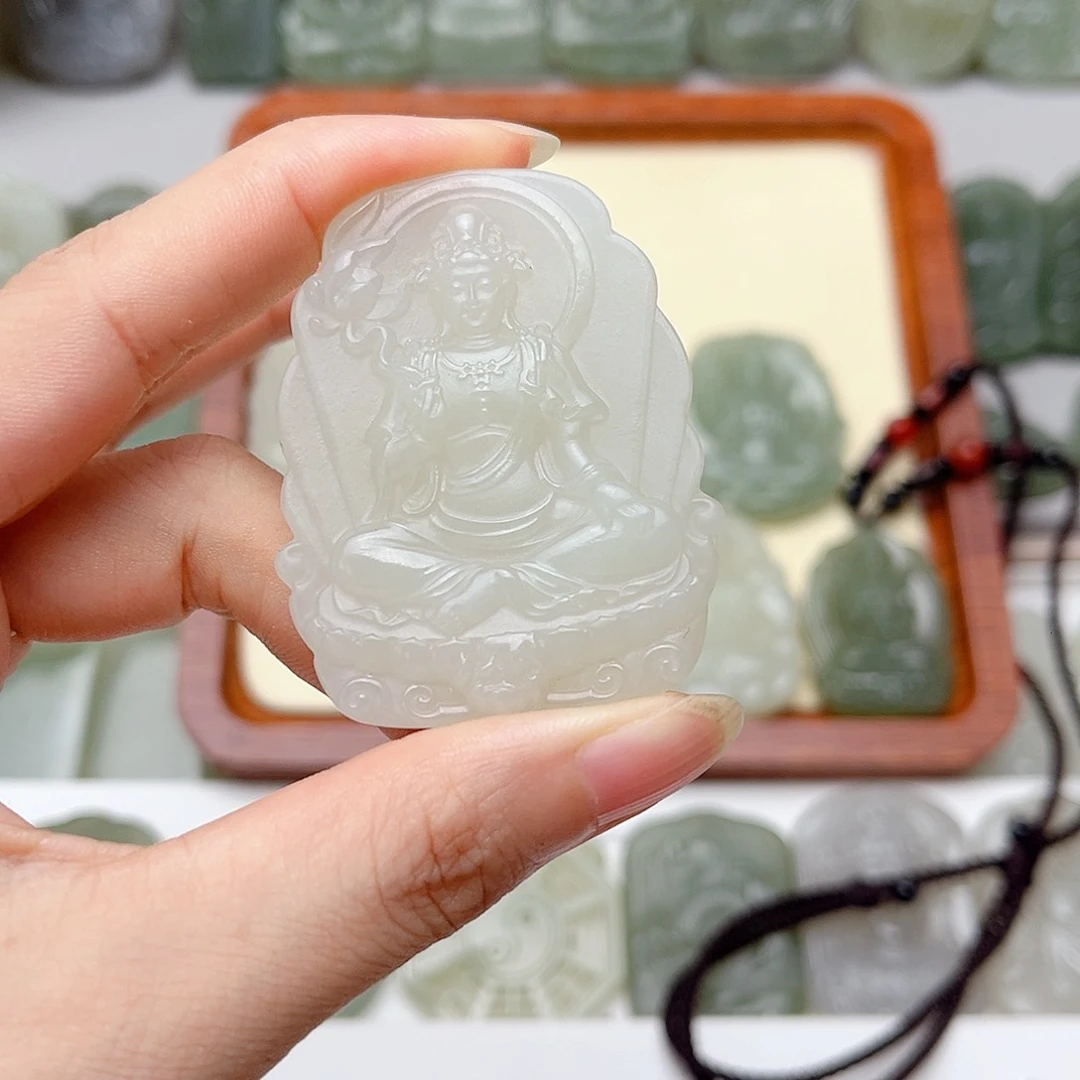 L***e和田玉未镶嵌颈饰