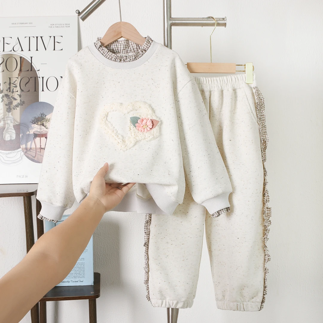 女童秋季新款套装撞领爱心满印卫衣拼接飞边敞口裤休闲百搭两件套
