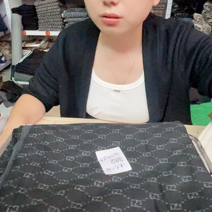 黑色芬弟奥羊绒一米382