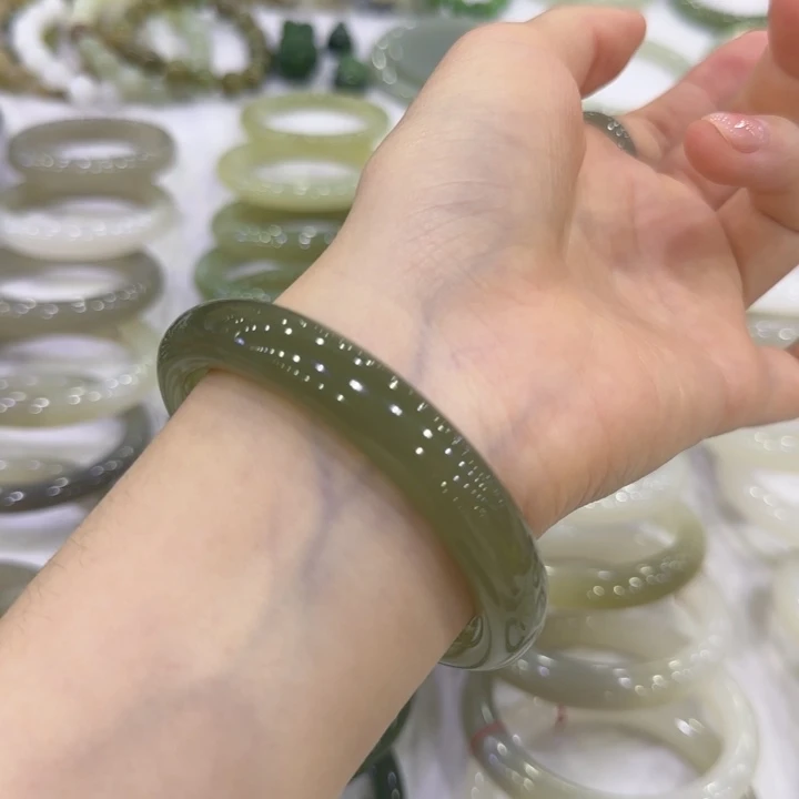 和田玉未镶嵌手镯