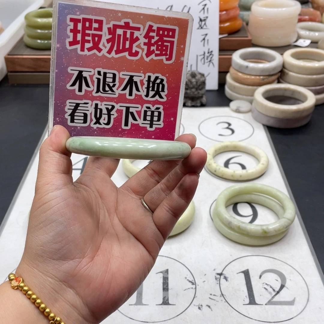 冒***₎未镶嵌手镯石英质玉