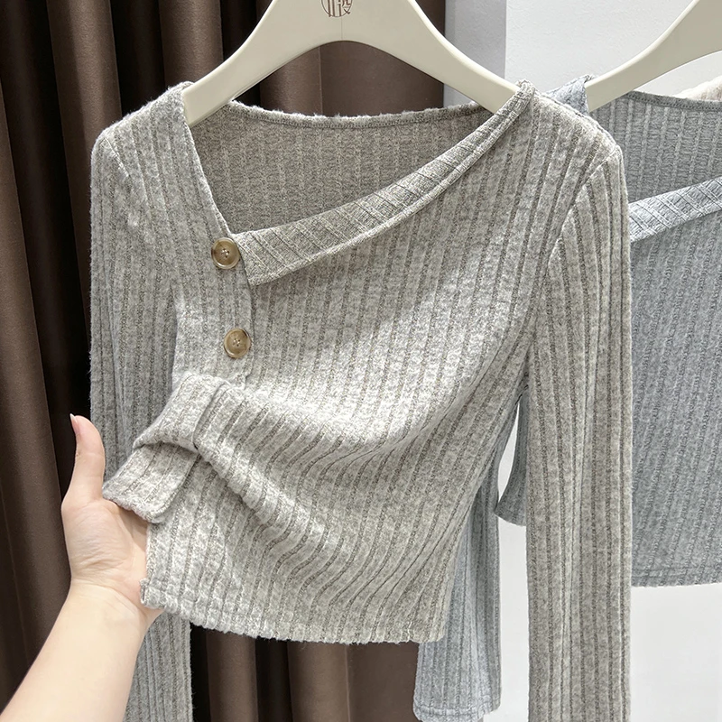 气质名媛卡其色斜肩针织打底衫2025秋修身显瘦正肩长袖T恤高级感
