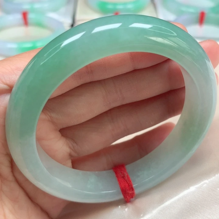 翡翠手镯未镶嵌冰满绿半山水