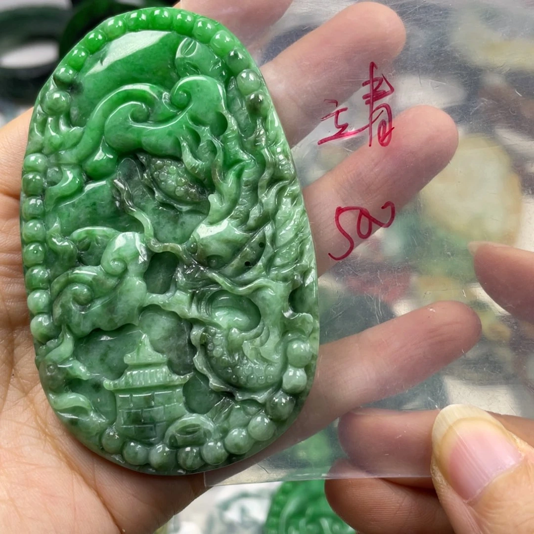 靖***翡翠未镶嵌颈饰牌子