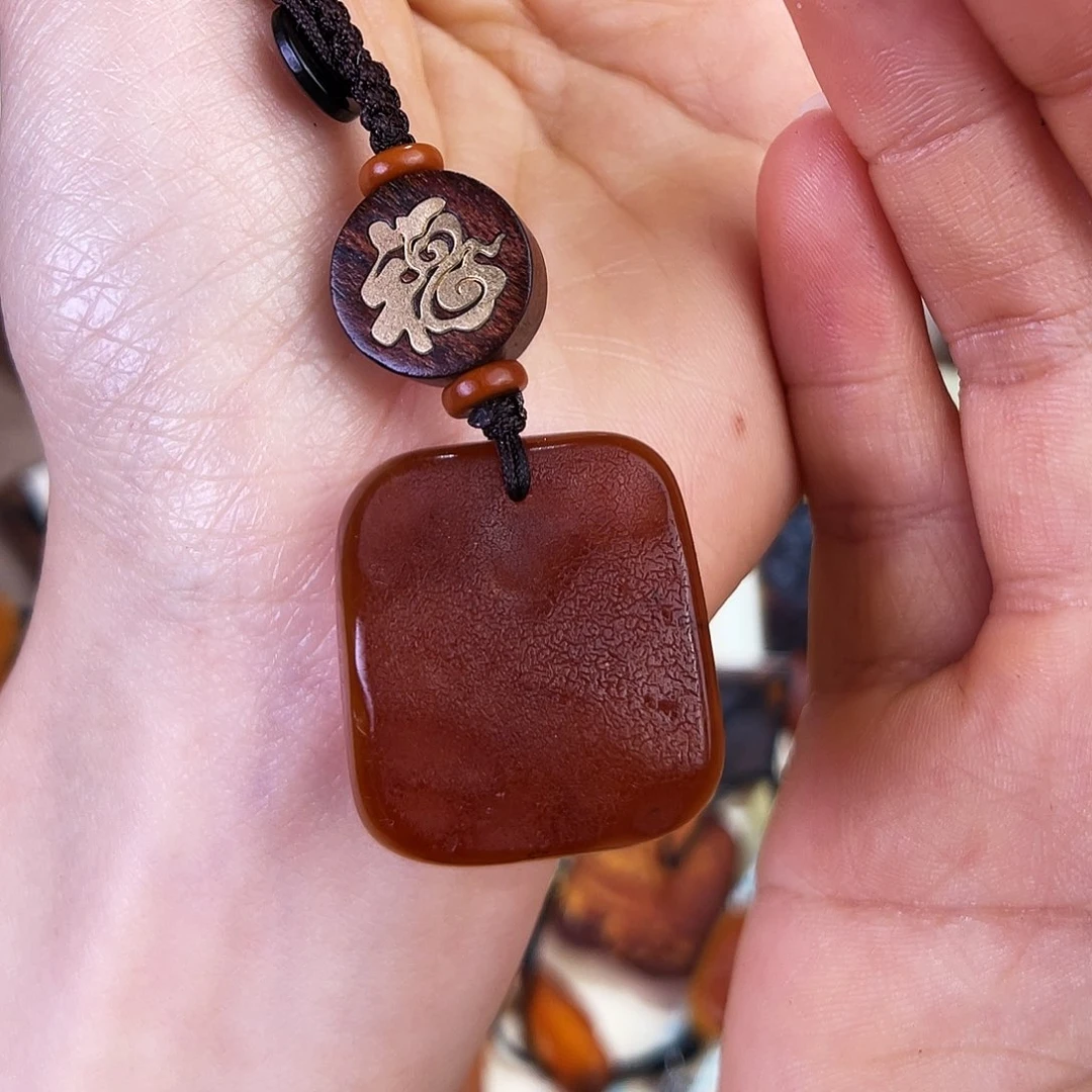 琥珀珠宝奇石未镶嵌。