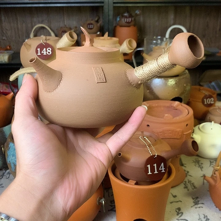 佘武祥，弯把陶壶。