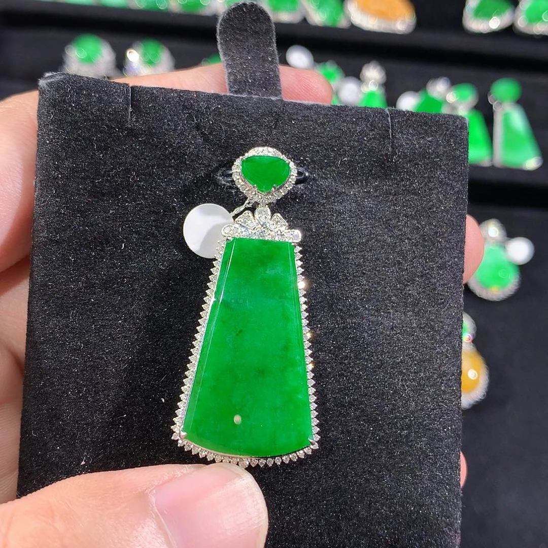 翡翠18K金镶嵌颈饰