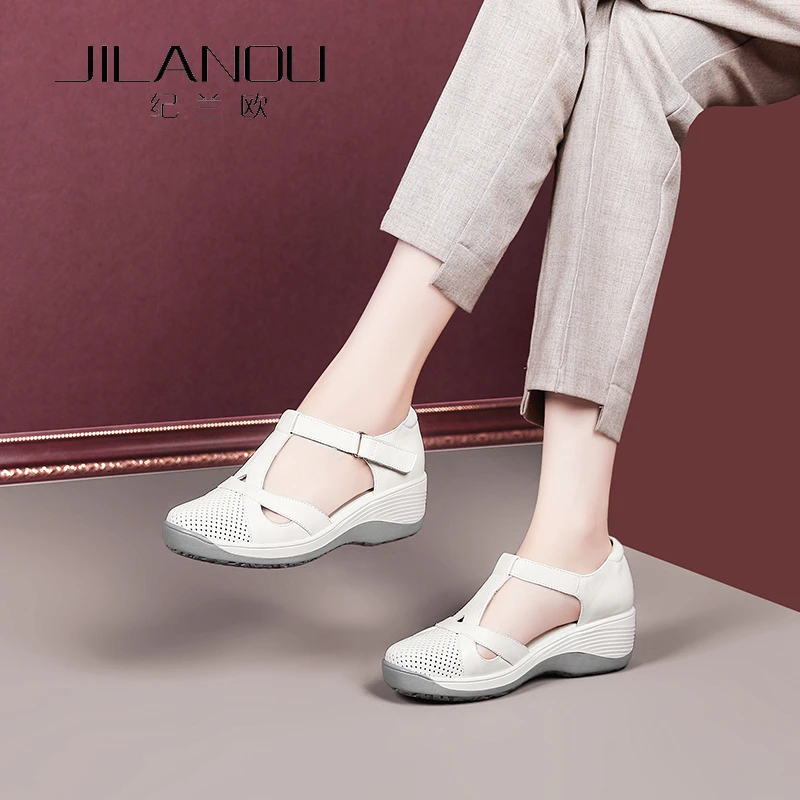 真皮休闲包头凉鞋女外穿2025夏新款中年妈妈厚底坡跟软底镂空女鞋