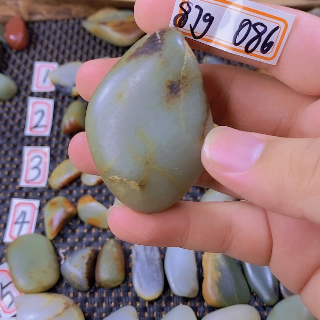 颈饰未镶嵌和田玉(糖玉)