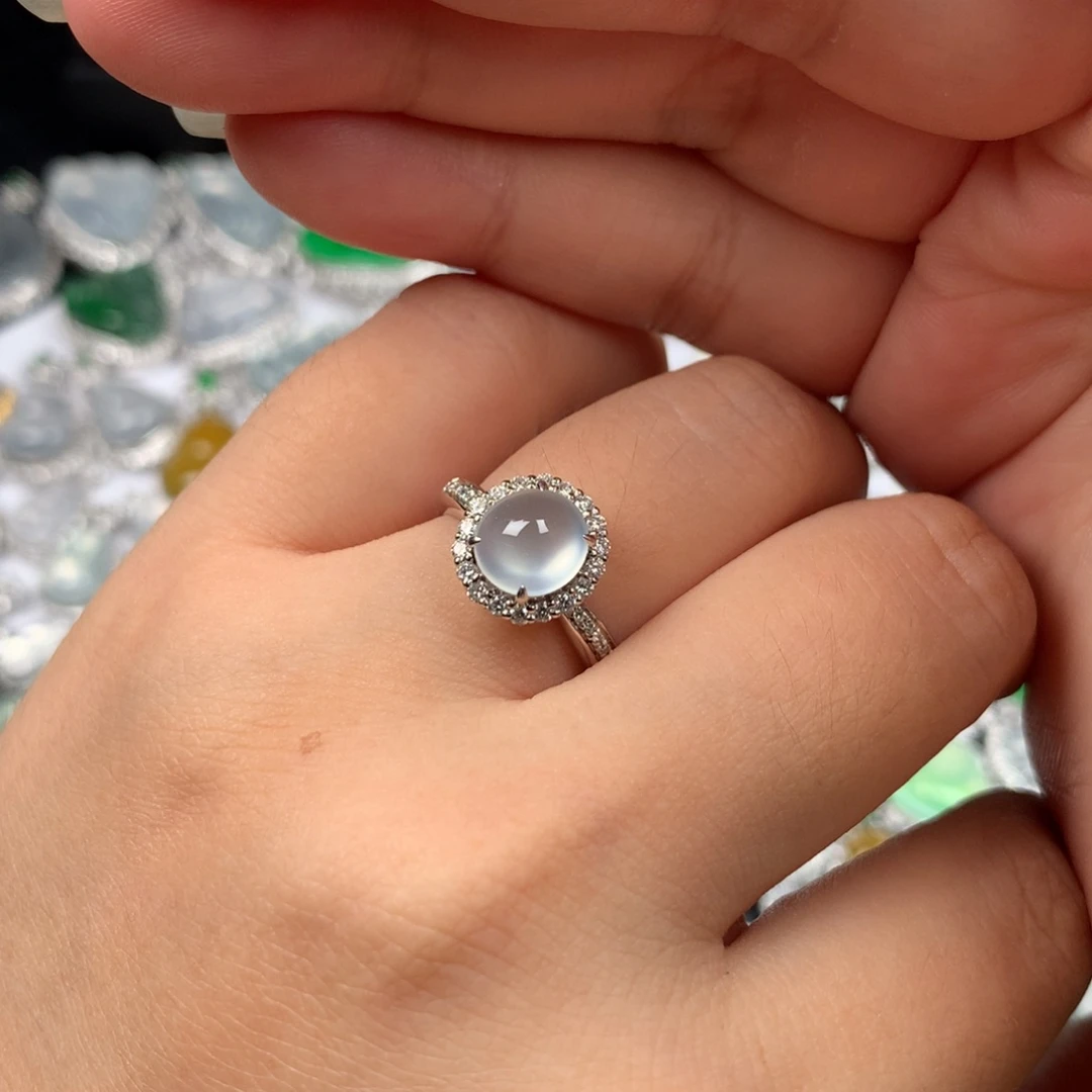 颈饰18K金镶嵌翡翠小*阳蛋面戒指