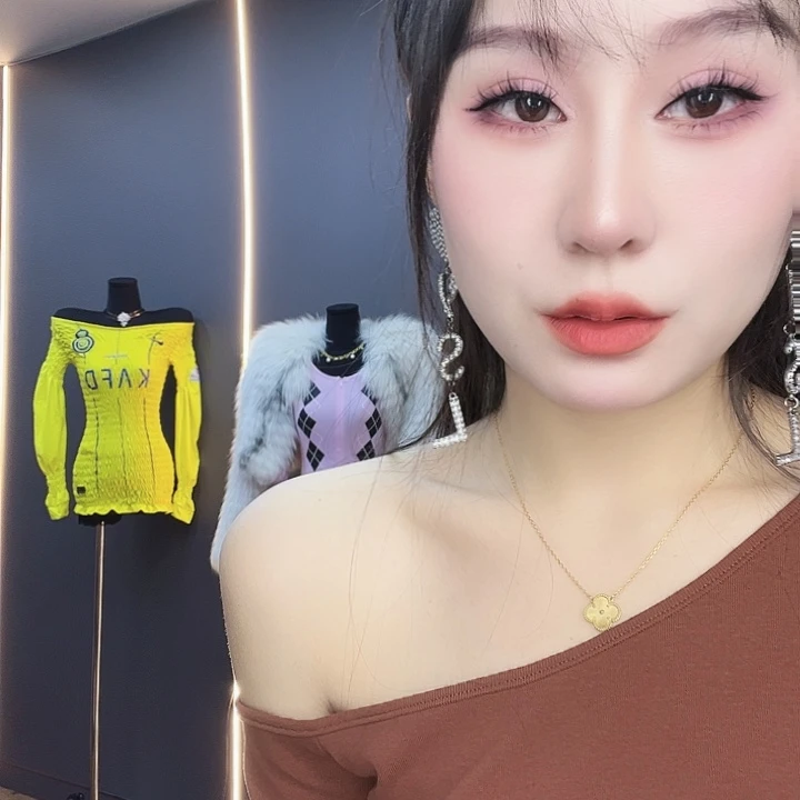 黄色包臀裙。  hhhh