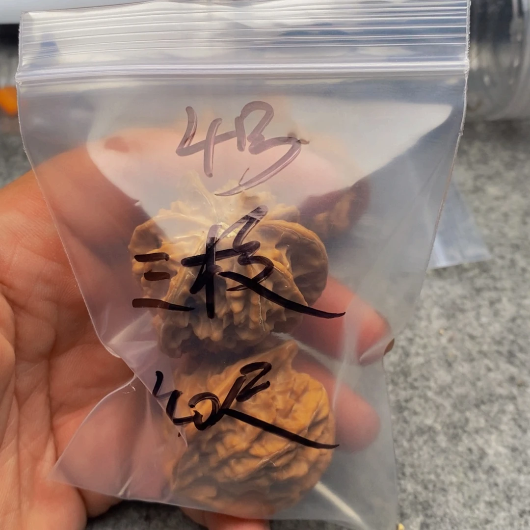 关***版吊坠文玩核桃三棱