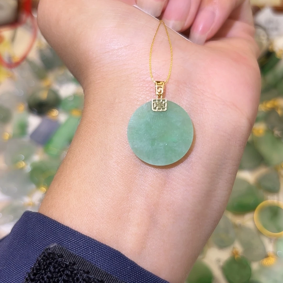 翡翠18K金镶嵌颈饰无事牌