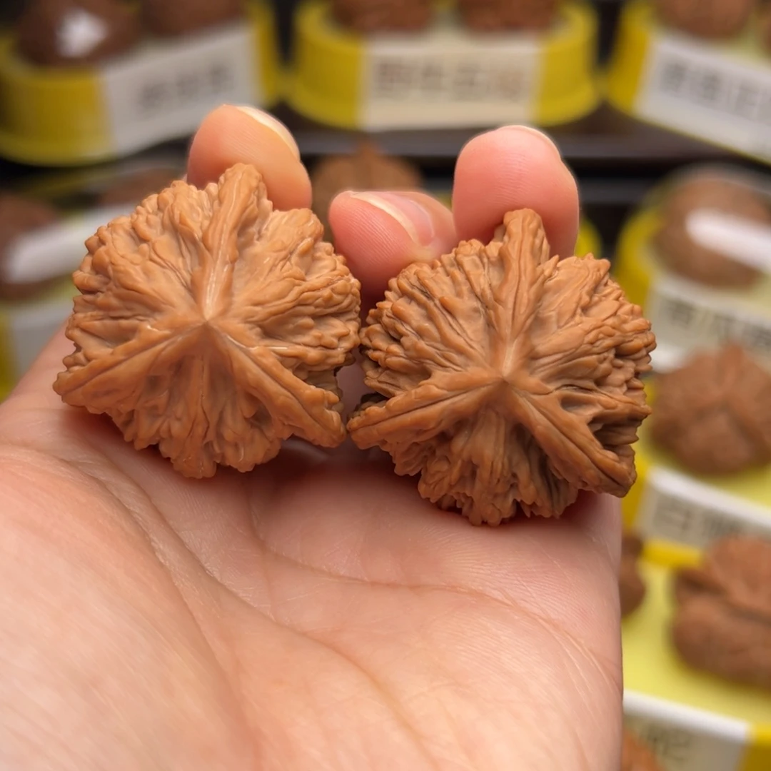 文玩核桃吊坠虎头